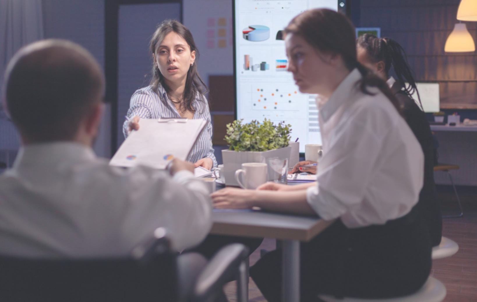 Session de formation en modélisation financière avec des étudiants travaillant sur des analyses financières complexes