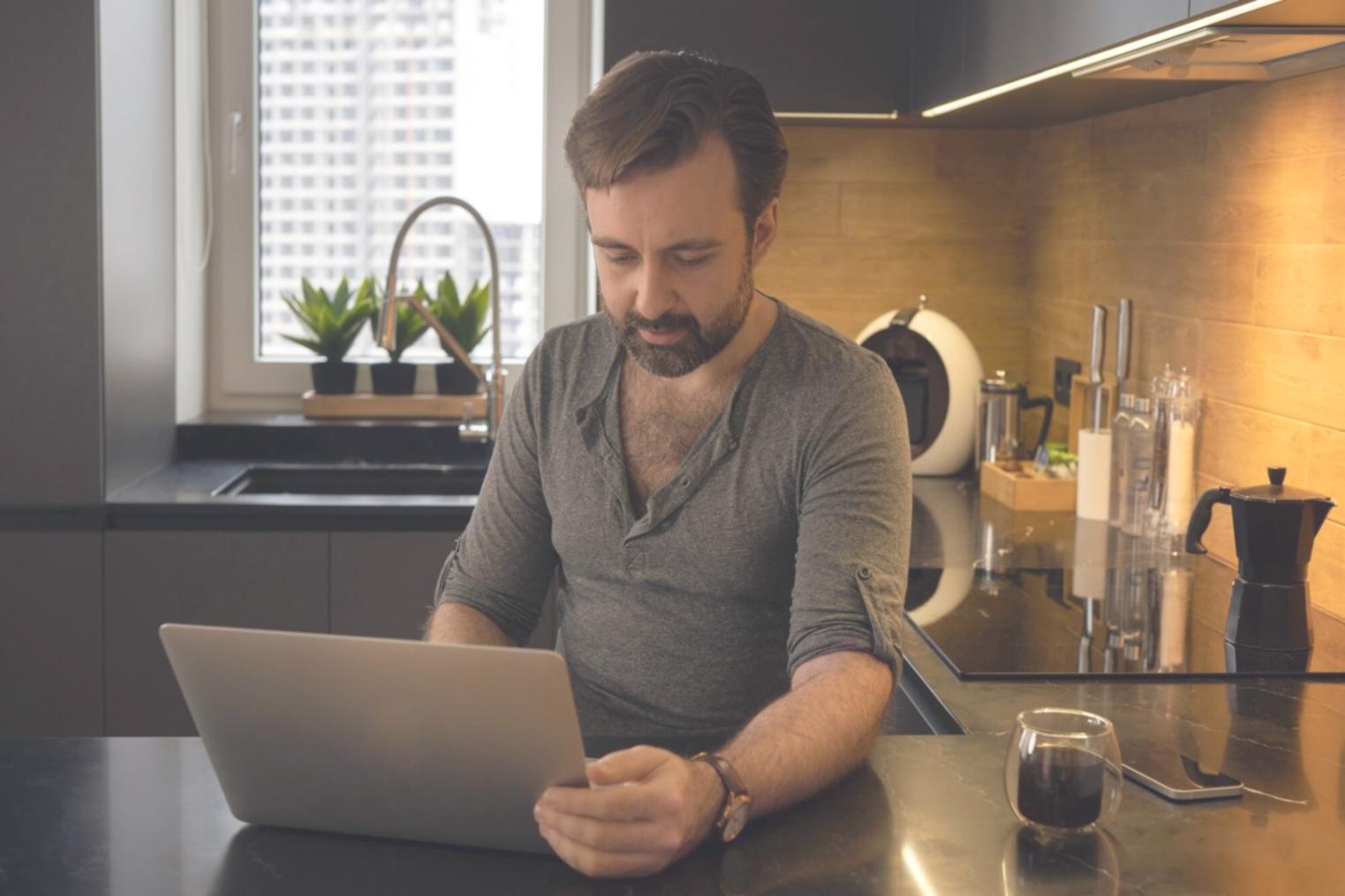 Graphiques et tableaux de bord financiers sur écrans multiples