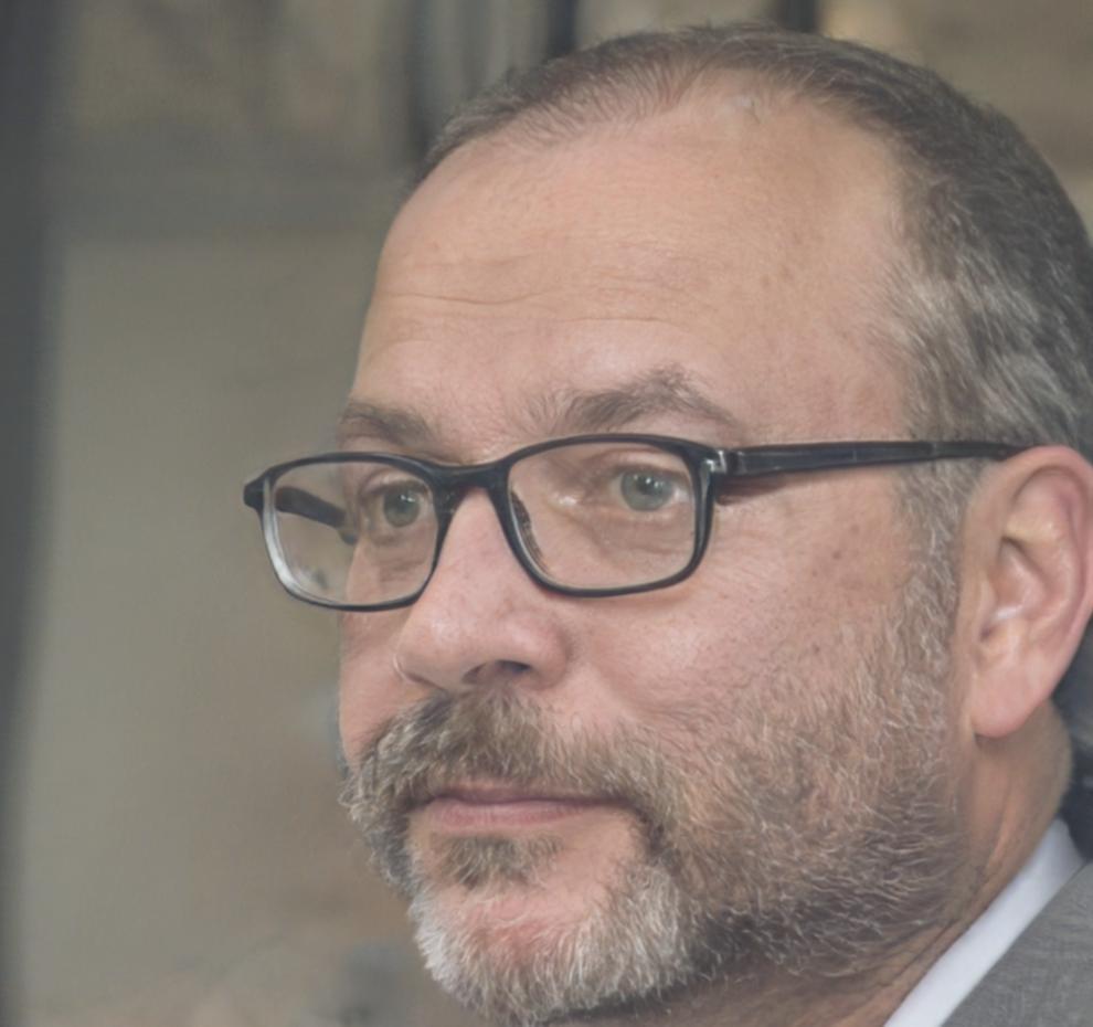 Portrait de Marc Delacroix, analyste financier expert