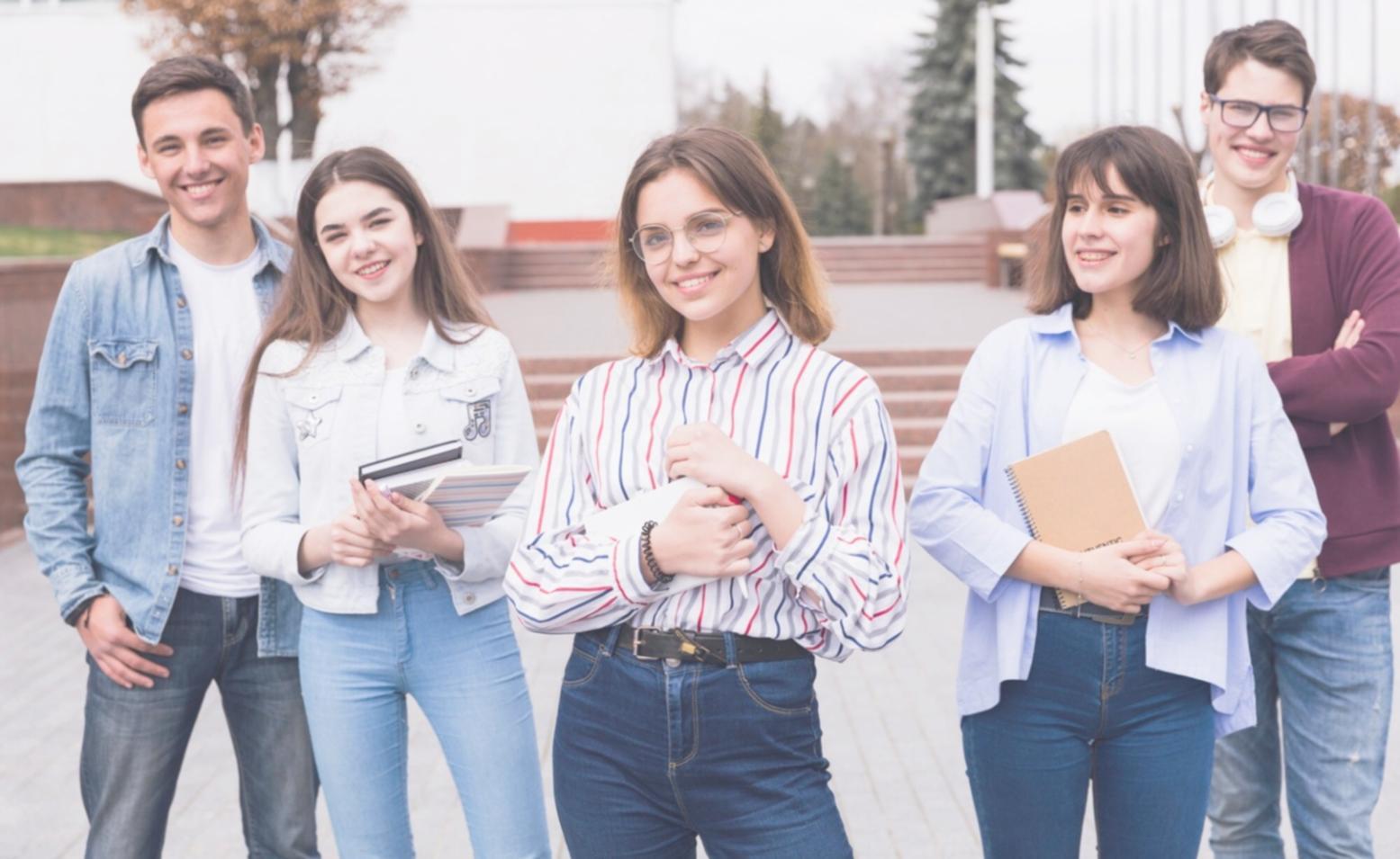 Environnement de travail moderne avec écrans affichant des modèles financiers et analyses de données